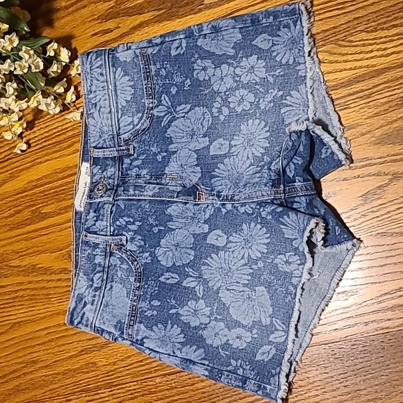 Abercrombie kids Floral Denim Shorts  - Girls 13/14 - Picture 2 of 8